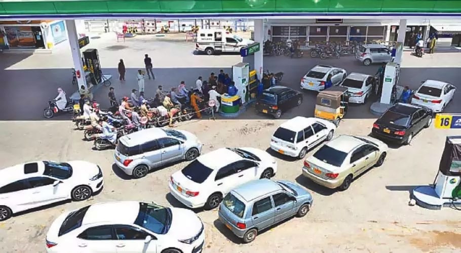 حکومت نے فی لیٹر پیٹرول کی قیمت میں 2 روپے 31 پیسے کا اضافہ کر دیا