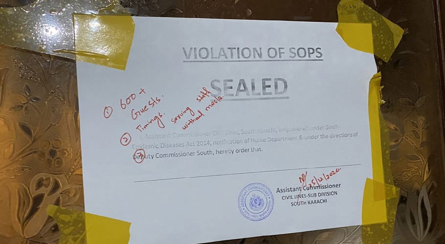 کراچی میں ایس او پیز کی خلاف ورزی پر ہوٹل اور شادی ہال سیل، 13 افراد پر جرمانے عائد
