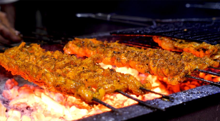 کراچی کے علاقے کیماڑی میں شوق سے کھائی جانے والی 3 منفرد سمندری غذائیں