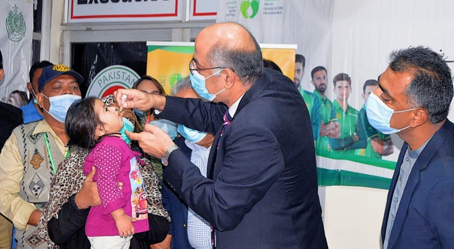 کمشنرکراچی نوید شیخ نے بچوں کو پولیو کے قطرے پلا کر انسدادِ پولیو مہم کا افتتاح کردیا