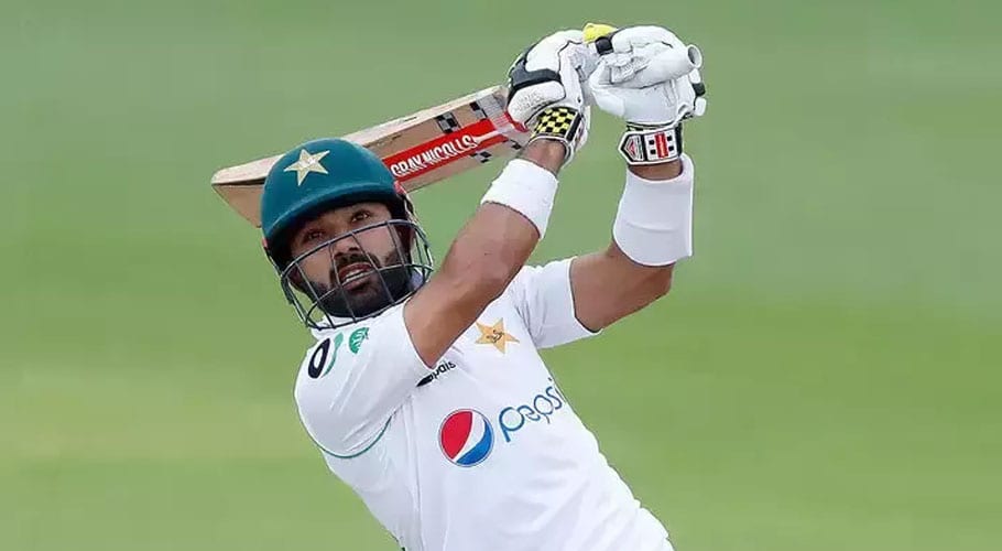 محمد رضوان کی بوتل سے وضو کرنے کی ویڈیو سوشل میڈیا پر وائرل