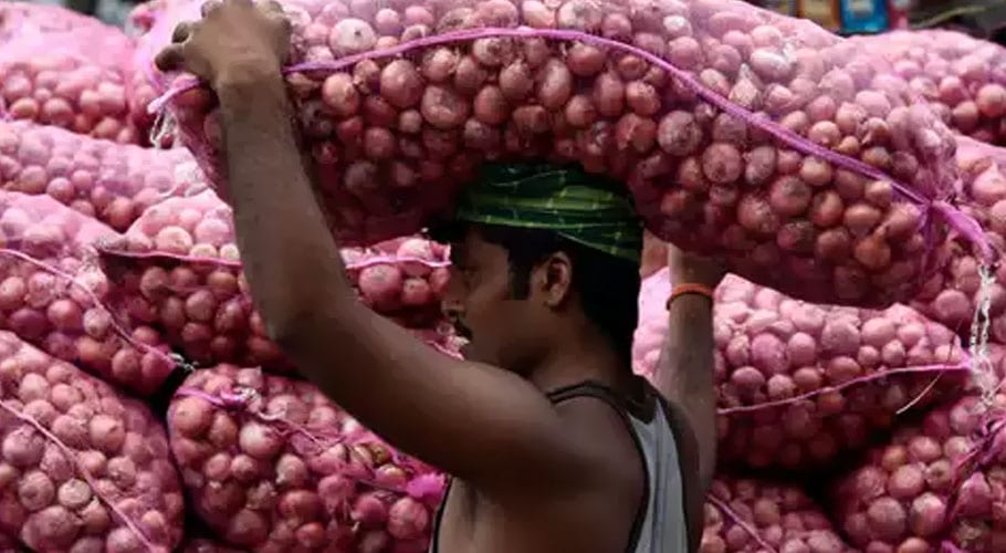 کراچی میں سبزیوں کی قیمتیں آسمان سے باتیں کرنے لگیں، ایک کلو پیاز 200 روپے میں فروخت