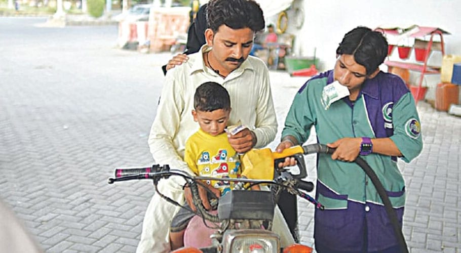 کیا مہنگائی کے مارے عوام پر ایک بار پھر پیٹرول بم گرانے کی تیاری ہورہی ہے؟