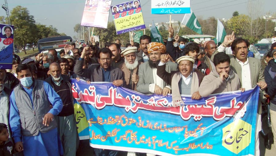 گیس، بجلی کنکشنز پرڈھائی سال سے پابندی کے خلاف عوام سڑکوں پر نکل آئے