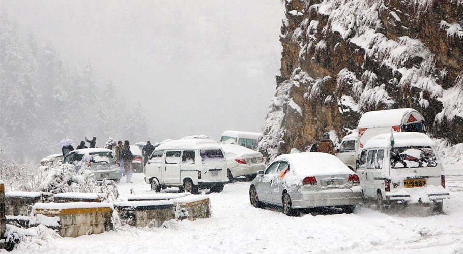 All routes to Murree closed due to heavy traffic jam, snowfall