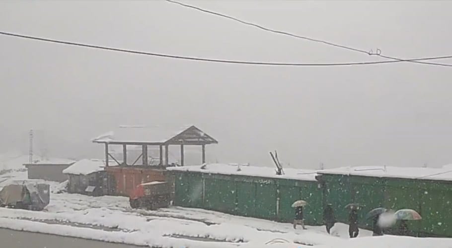 ملک کے بالائی علاقوں میں برفباری کا نیا سلسلہ شروع، کئی سڑکیں بند ہوگئیں