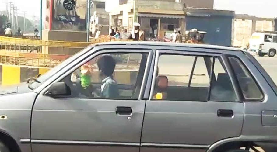 ایک اور کم عمر بچے کی کار چلاتے ہوئے ویڈیو وائرل، پولیس حرکت میں آگئی