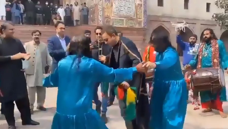 مسجد وزیر خان کے باہر ڈانس کی ویڈیو وائرل، فواد چوہدری تنقید کی زد میں آگئے