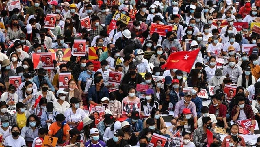 تصویری تجزیہ: میانمار کے شہری فوجی بغاوت کی مخالفت میں احتجاج کررہے ہیں