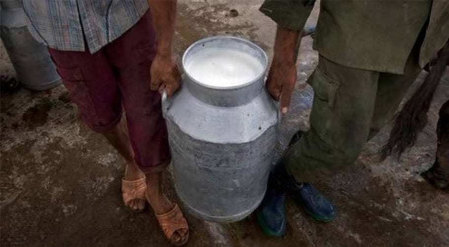 کراچی میں ڈیری فارمرز کی من مانیاں، دودھ کی فی لٹر قیمت میں 20 روپے کا اضافہ
