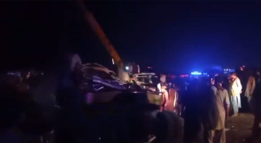لسبیلہ آر سی ڈی ہائی وے پر مسافر کوچ الٹ گئی، خواتین اور بچوں سمیت 14 افراد جاں بحق