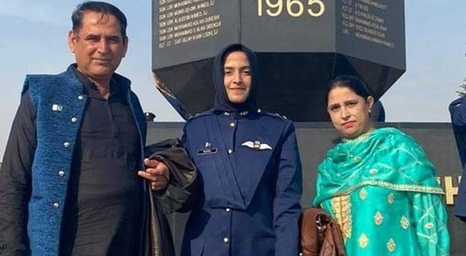 کراچی میں ٹریفک وارڈن کی بیٹی پاک فضائیہ کی پہلی جی ڈی پائلٹ بن گئی