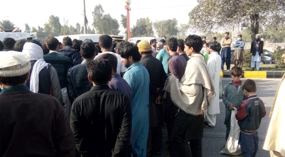 اسلام آباد:کباڑئیے کے رکشے سے قرآنِ پاک کے مقدس اوراق برآمد،عوام مشتعل، ہائی وے بند