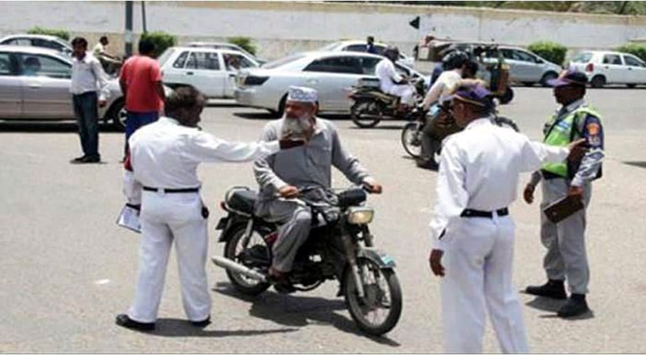 کراچی میں اوپن لیٹر پر چلنے والی گاڑیوں کے خلاف 2 مارچ سے کارروائی کا فیصلہ