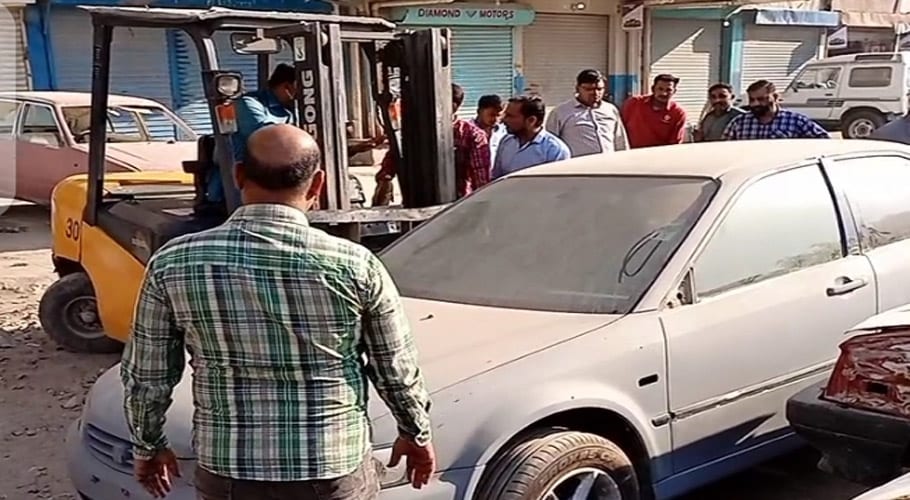 کراچی کی مختلف سڑکوں پر تجاوزات کے خلاف آپریشن جاری، سڑک پر کھڑی گاڑیاں ضبط