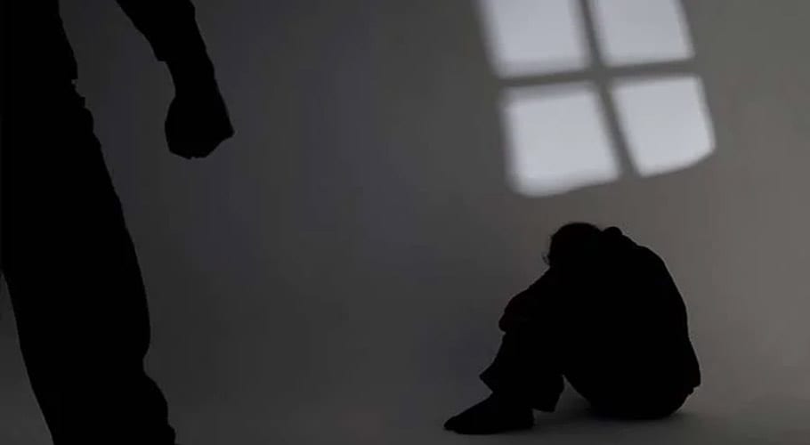 ساہیوال،وڈیرے کاغریب کسان پرغیرانسانی تشدد، کتے کے برتن میں پانی پینے پرمجبورکردیا