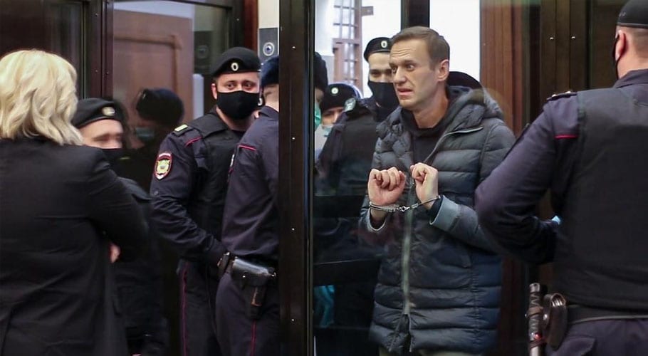فراڈ کیس میں روسی عدالت نے اپوزیشن لیڈر الیکسی نوالنی کو 3 سال قید کی سزا سنا دی