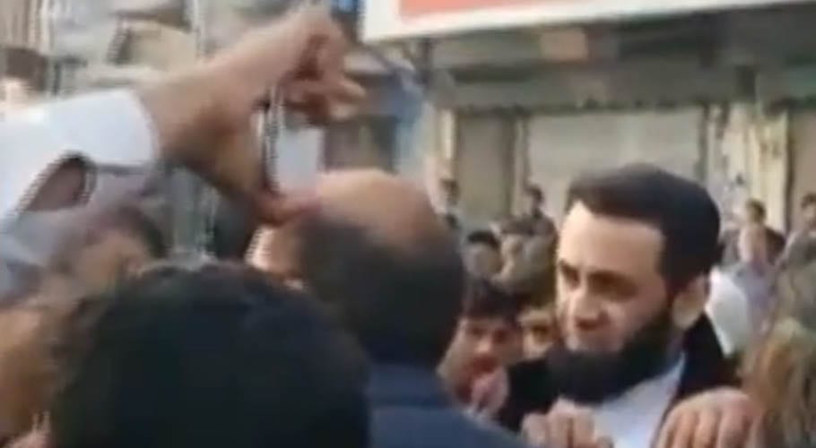گرفتاری یا ڈرامہ ؟ عطا اللہ تارڑ خود موبائل میں بیٹھے، گرفتار نہیں کیا، پولیس