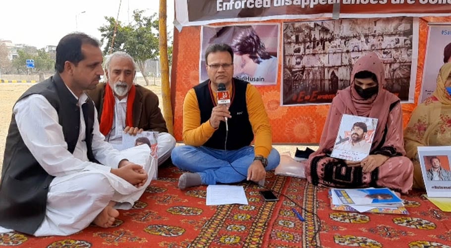 لاپتہ افراد کی بازیابی کے لئے لواحقین کا اسلام آباد پریس کلب کے باہر دھرنا
