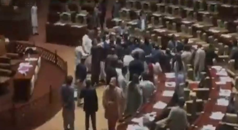 سندھ اسمبلی میدان جنگ ، پی ٹی آئی، باغی ارکان اور پی پی کی آپس میں مار پیٹ