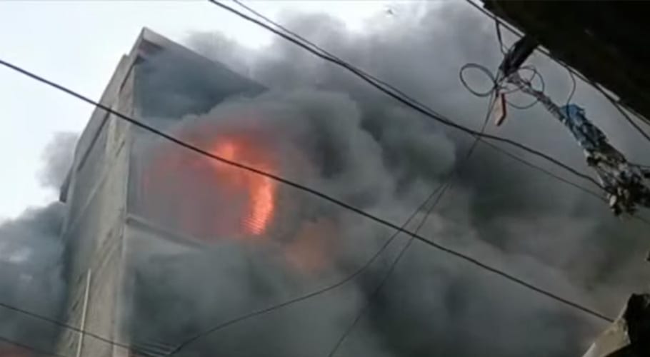 کراچی، لیاقت آباد میں فرنیچر کے کارخانے میں آتشزدگی، فائر بریگیڈ آگ بجھانے میں مصروف