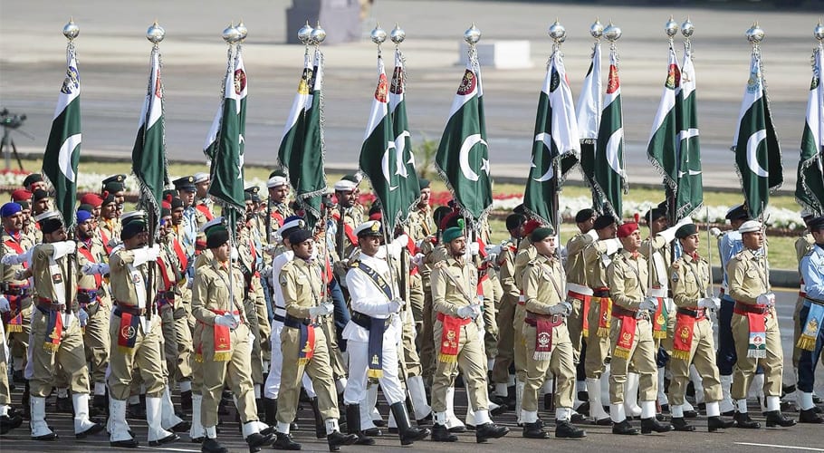 اسلام آباد: ملک بھر میں یومِ پاکستان آج ملی جوش و جذبے سے منایا جارہا ہے جو ہر سال 23 مارچ کے روز قراردادِ پاکستان 1940ء کی منظوری کی خوشی میں منایا جاتا ہے۔