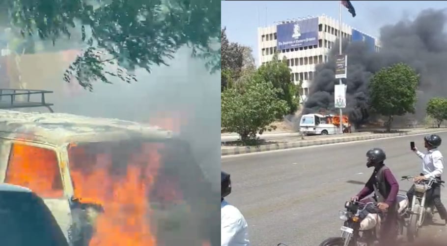 کراچی، شارعِ فیصل پر اسکول وین میں آگ لگ گئی، ڈرائیور جھلس کر زخمی