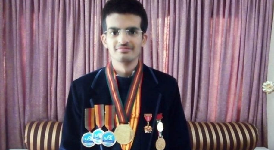 نوجوان پاکستانی سائنسدان عمیرمسعود جسے یونیورسٹیاں سال بھرداخلہ دینے سے انکاری رہیں