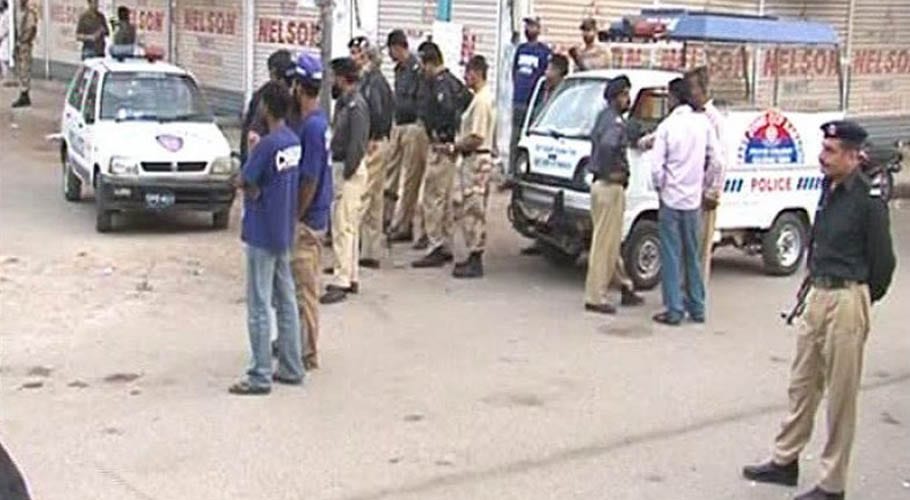 کراچی: منی چینجر کی گاڑی پر فائرنگ، دو سیکورٹی گارڈ ہلاک، ڈاکو رقم لوٹ کر فرار