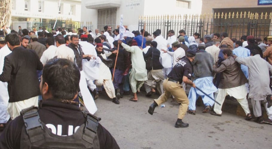 کراچی:پولیس نے وزیراعلیٰ ہاؤس کے ریڈزون میں داخل ہونے والے 20 اساتذہ کو گرفتار کرلیا