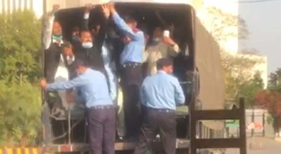 پارلیمنٹ ہاؤس کے سامنے احتجاج کرنے والے ڈاکٹرز کو پولیس نے گرفتار کرلیا