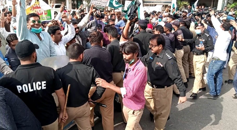 پولیس کا احتجاج کرنے والے اساتذہ پر دھاوا، متعدد خواتین زخمی، 20 سے زائد گرفتار