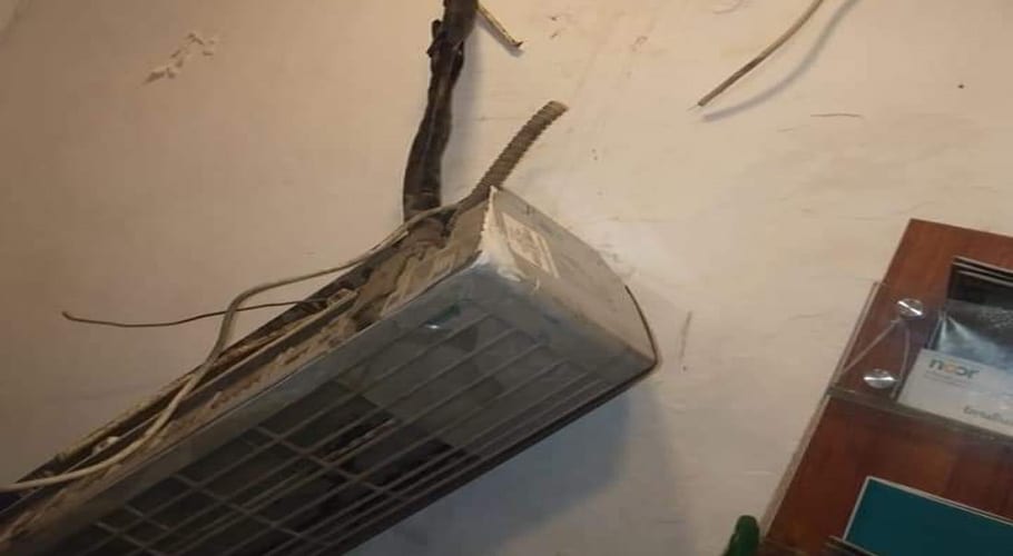 کراچی کی گرمی سے پریشان چور اے ٹی ایم کا اے سی نکالتے ہوئے گرفتارہوگیا
