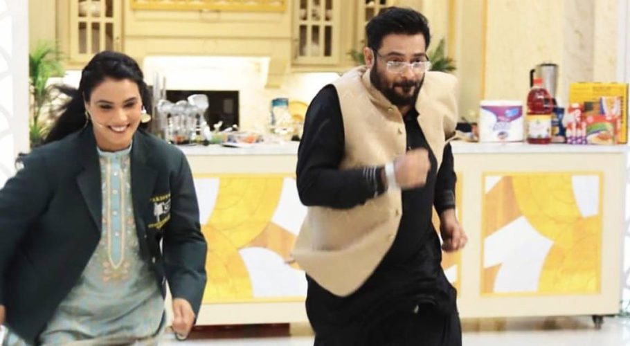 عامر لیاقت ٹی وی شو کے دوران دوڑ لگاتے ہوئے گرگئے، سوشل میڈیا پر میمز کی بھرمار
