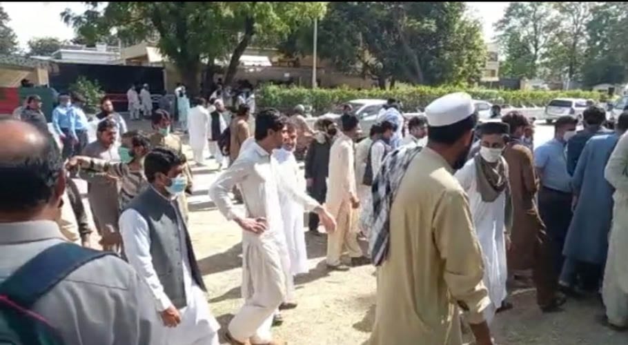 KPK citizens protest in front of Afghan embassy over visa ban