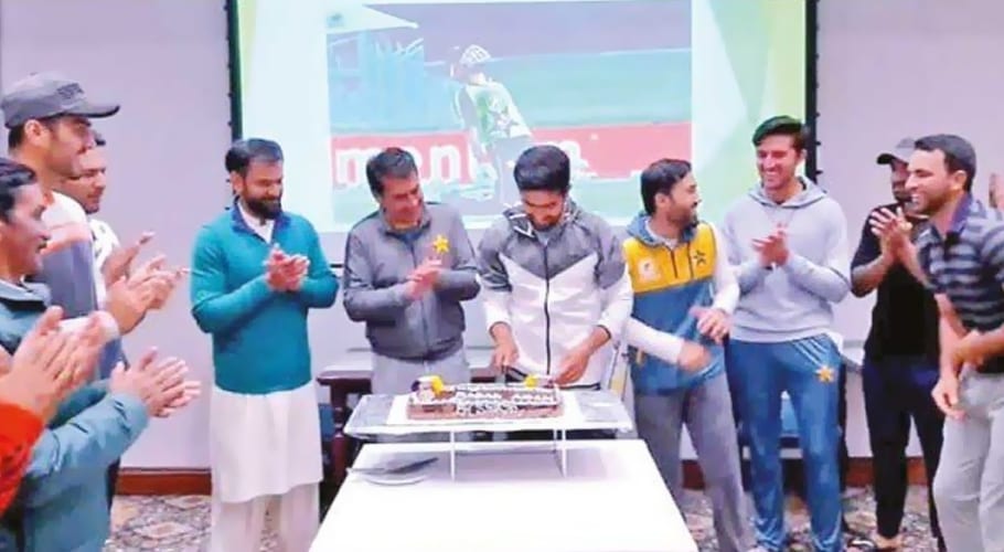 بابر اعظم کے نمبر ون بلے باز بننے کی خوشی میں قومی ٹیم نے خصوصی کیک کاٹا