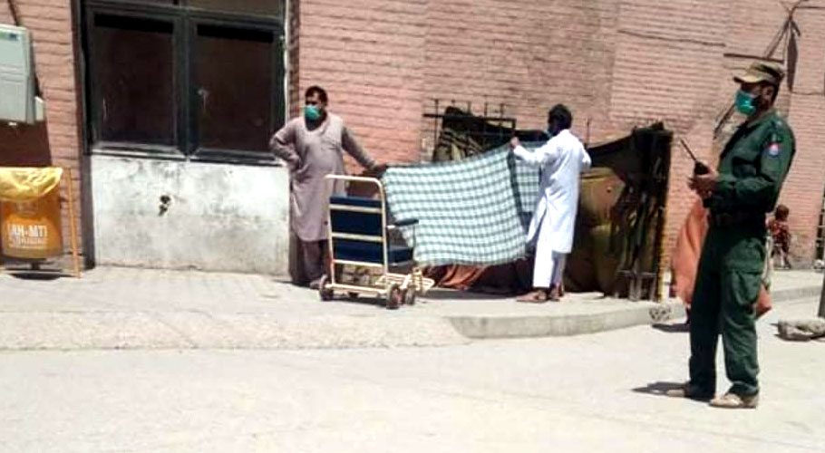 حاملہ خاتون نے لیڈی ریڈنگ ہسپتال مرکزی دروازے پر بچے کو جنم دے دیا، بچہ جاں بحق