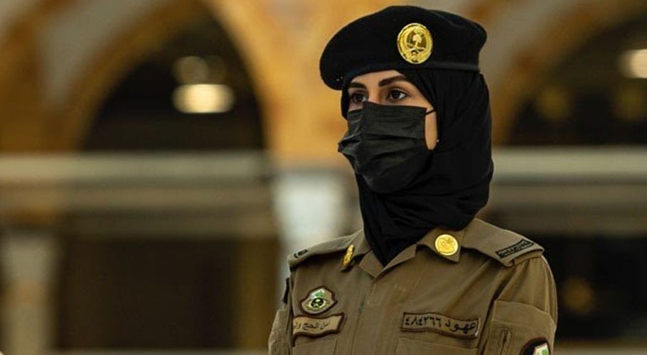 کورونا ایس او پیز پر عمل درآمد کے لئے مسجد الحرام میں پہلی بار خاتون سکیورٹی اہلکار تعینات