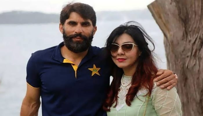 مصباح الحق کی اہلیہ عظمیٰ کے مالم جبا میں سیر سپاٹے،ویڈیو وائرل ہوگئی