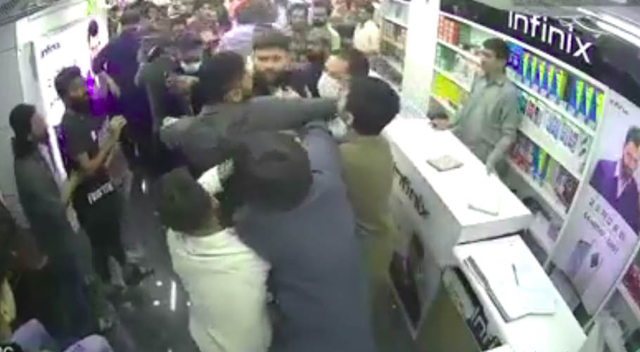 اثر و رسوخ کا استعمال،ایم این اے اسلم خان کا دکاندار پر تشدد، ویڈیو وائرل