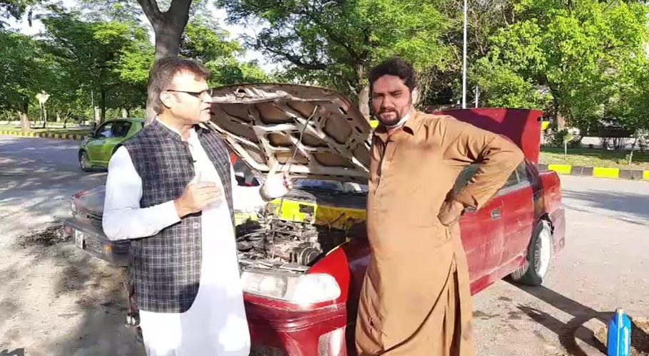 تنگدستی سے پریشان اسلام آباد کے شہری عمر حیات نے سڑک کنارے ورکشاپ کھول لی