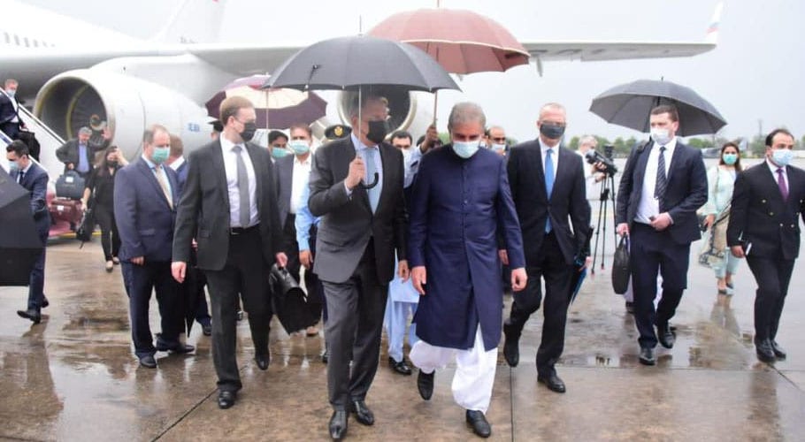 Qureshi criticized for umbrella holder while receiving Russian foreign minster