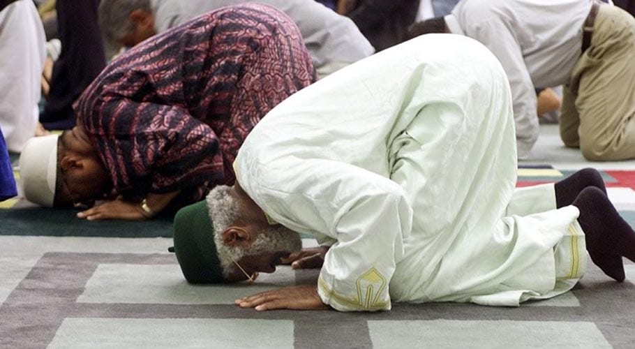 انڈین پولیس کی تراویح میں کورونا کے خاتمے کےلیے دعاؤں کی اپیل