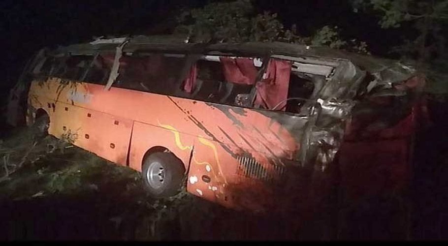 پنوں عاقل، ملتان سے کراچی آنے والی مسافر کوچ الٹ گئی، 13 افراد جاں بحق