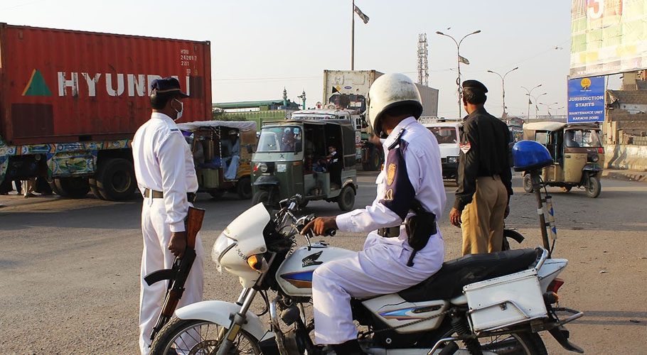 آپریشن کلین اَپ، کراچی کی ٹریفک پولیس نے سڑک پر قائم ناجائز تجاوزات ختم کردیں