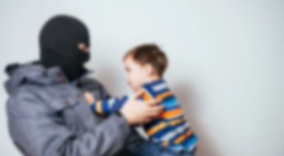 کراچی، 3 مسلح ملزمان کی گھر میں گھس کر لوٹ مار، ڈیڑھ سالہ بچے کو اغواء کر لیا