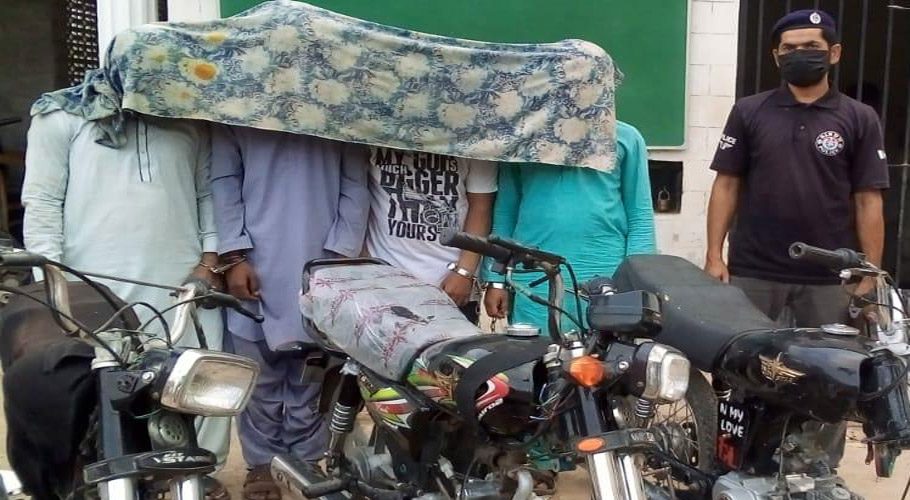 کراچی، گن پوائنٹ پر موٹر سائیکل چھیننے کی 100 وارداتوں میں ملوث گینگ گرفتار