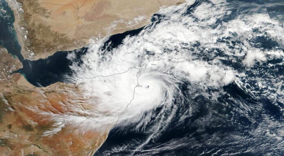 سمندری طوفان کراچی سے 1460 کلومیٹر دور، تیزہوائیں، الرٹ جاری