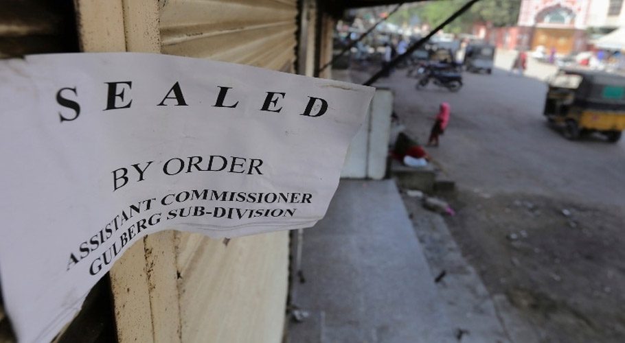 کراچی، ایس او پیز کی خلاف ورزی پر درجنوں دکانیں سیل، آج 8بجے سے نائٹ لاک ڈاؤن نافذ