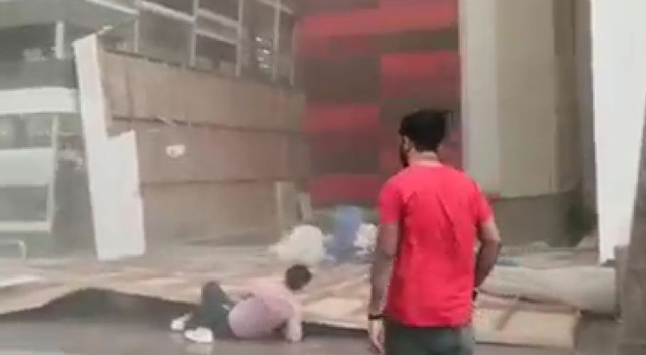 کراچی میں تیز آندھی، راشد منہاس روڈ پر دیوہیکل بل بورڈ گرنے سے ایک شخص زخمی